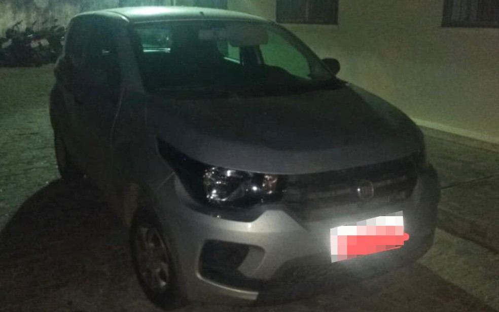 Mala com drogas estava dentro de carro abandonado, em Ibotirama — Foto: Divulgação/SSP-BA