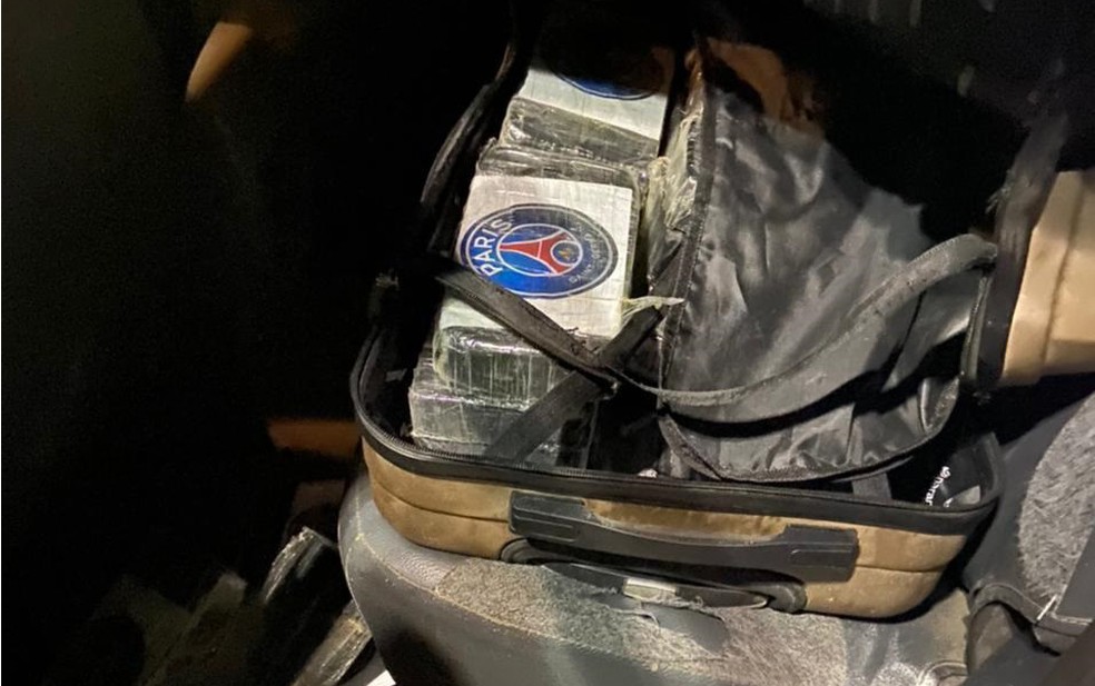 Droga estava estava dividida entre 48 tabletes, encontrados em mala — Foto: Divulgação/SSP-BA