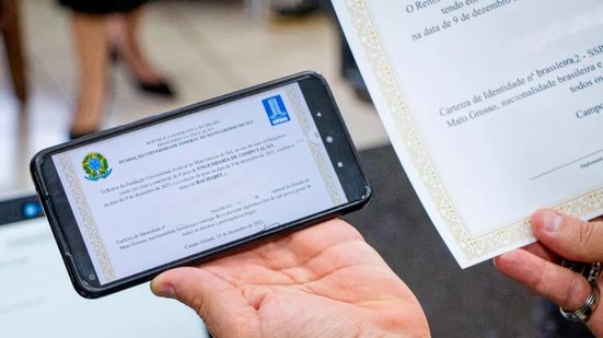 diploma-digital-exibido-no-celular-e-versao-impressa-ao-lado-desde-julho-de-2025-universidades-brasileiras-devem-emitir-apenas-documentos-digitais-1752239642664_v2_900x506png_widemd